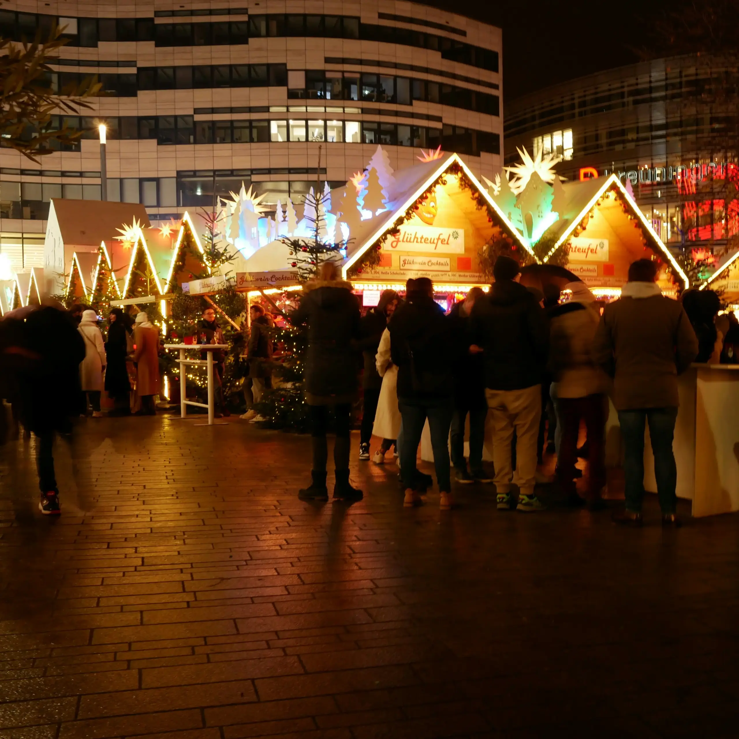 Marché de Noël traditionnel en Allemagne avec décorations festives Marché de Noël traditionnel en Allemagne avec décorations festives