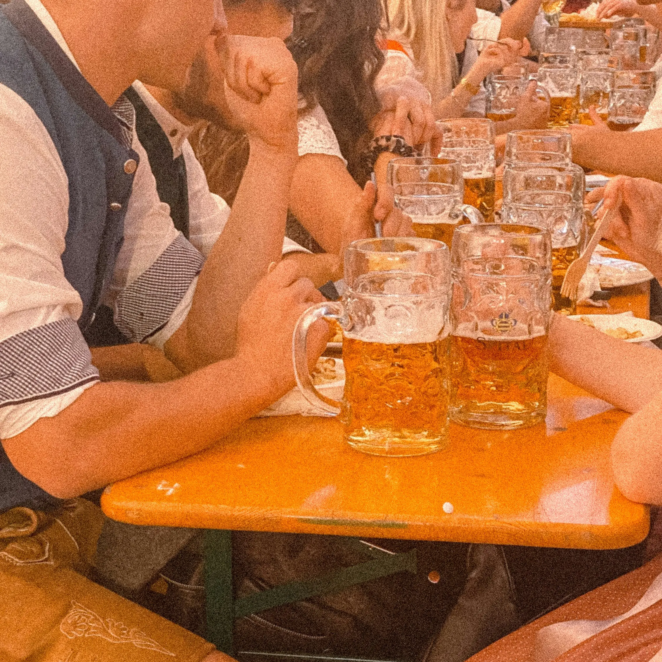 Oktoberfest Jeunes en costume traditionnel à l’Oktoberfest en Allemagne