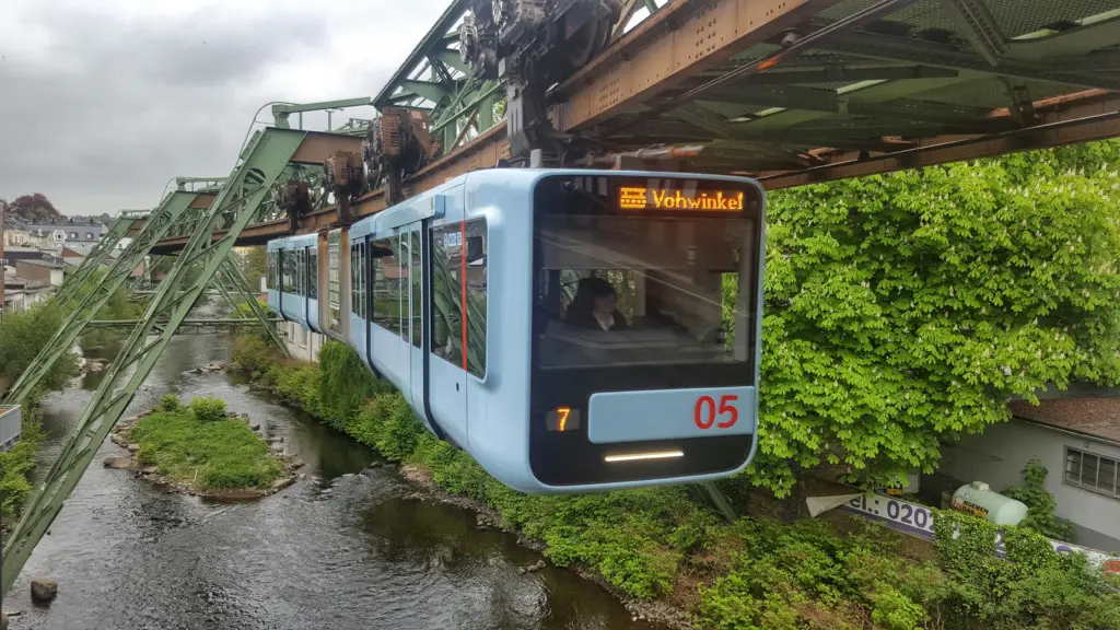 découverte du train suspendu de Wuppertal, une merveille d'ingénierie unique au monde et symbole de la ville allemande